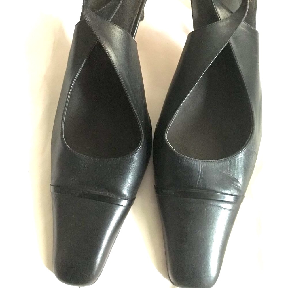 Slingback black leather pumps